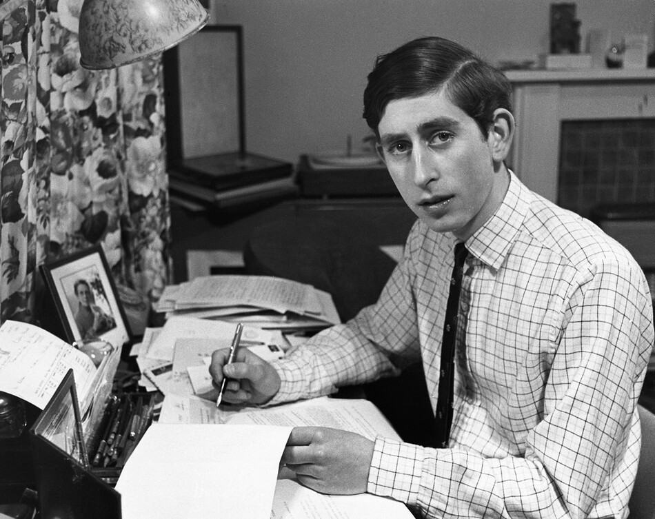 Принц Чарльз за работой в своей комнате во время учёбы в Тринити-колледже в Кембридже 01 января 1969 года, Кембриджшир, Англия
