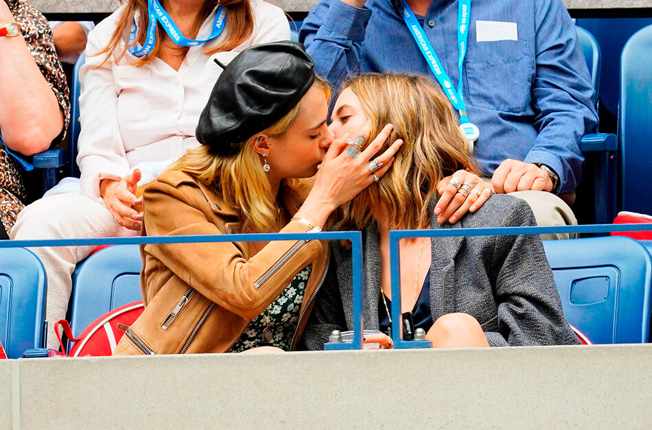 Кара Делевинь и Эшли Бенсон целуются на стадионе Артура Эша 7 сентября 2019 года в Нью-Йорке, США