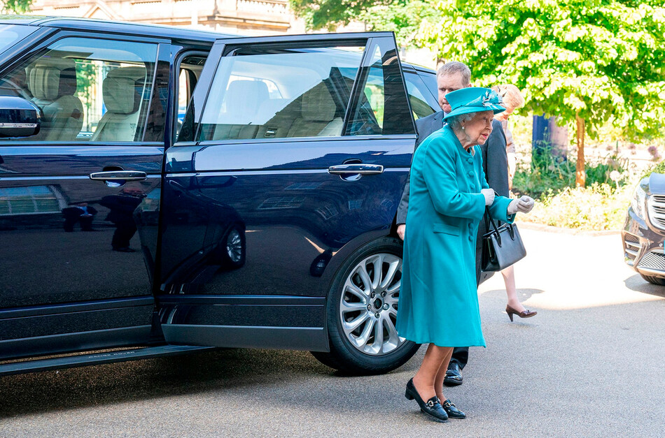 Королева Великобритании Елизавета II выходит их гибридно-электрического автомобиля марки Range Rover по прибытии с визитом в институт изменения климата при Эдинбургском университете в Эдинбурге, Шотландия, Великобритания, 1 июля 2021 г.