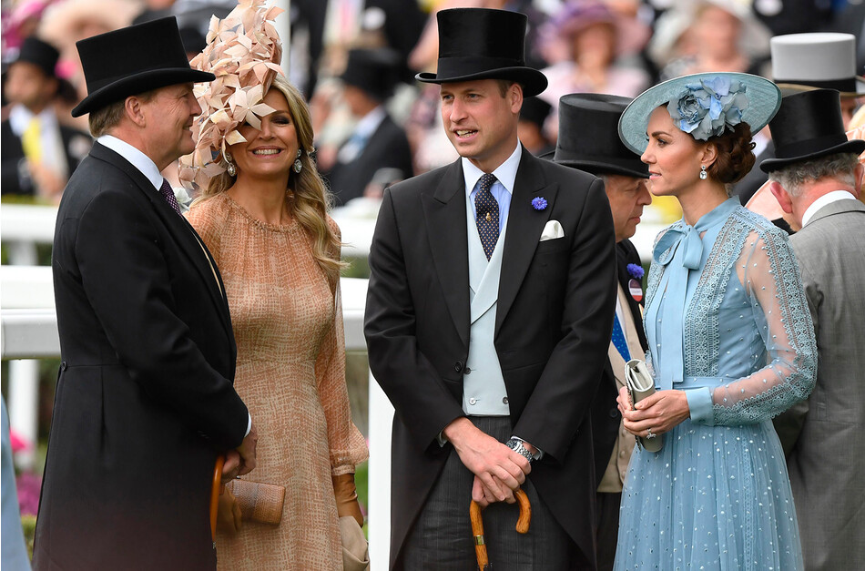 Принц Уильям, герцог Кембриджский, и Кэтрин, герцогиня Кембриджская, беседуют с королем Нидерландов Виллемом-Александром и королевой Нидерландов Максимой в первый день Королевского Аскота 18 июня 2019 года в Аскоте, Англия