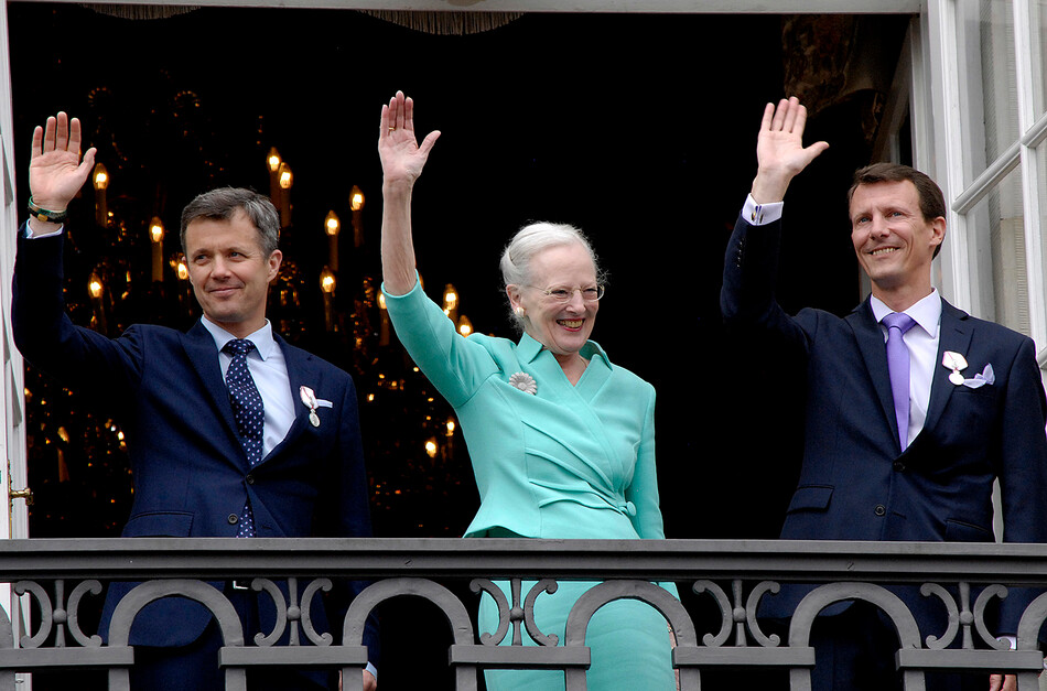 Королева Дании Маргрете II во время празднования своего 75-летия с сыновьями, принцем Иоахимом и кронпринцем Фредериком на балконе королевского дворца, 16 апреля 2015 года в Копенгагене, Дания