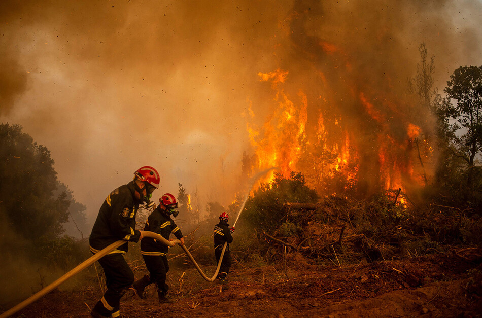 Сербские пожарные туша лесной пожар в деревне Глацона на острове Эвия