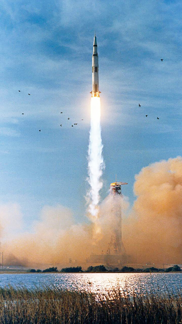 Аполлон-8 стартует из Космического центра Кеннеди 21 декабря 1968 года