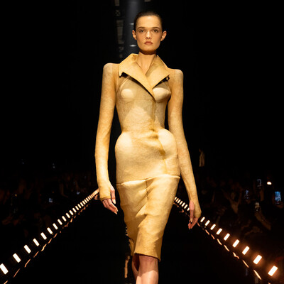 Телепорт в прошлое: Schiaparelli представили коллекцию осень 2026 по всем канонам подиума