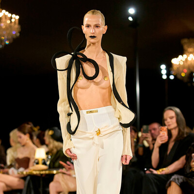 Schiaparelli весна-лето 2027: Дэниел Роузберри возвращает культовый жакет в повседневную жизнь