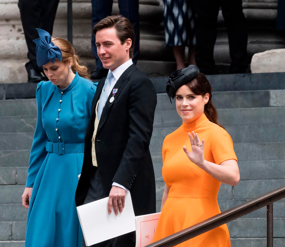 Принцесса Беатрис, Эдоардо Мапелли Моцци и принцесса Евгения покидают собор Святого Павла после посещения службы благодарения королеве во время празднования платинового юбилея в Лондоне, Великобритания, 3 июня 2022 года