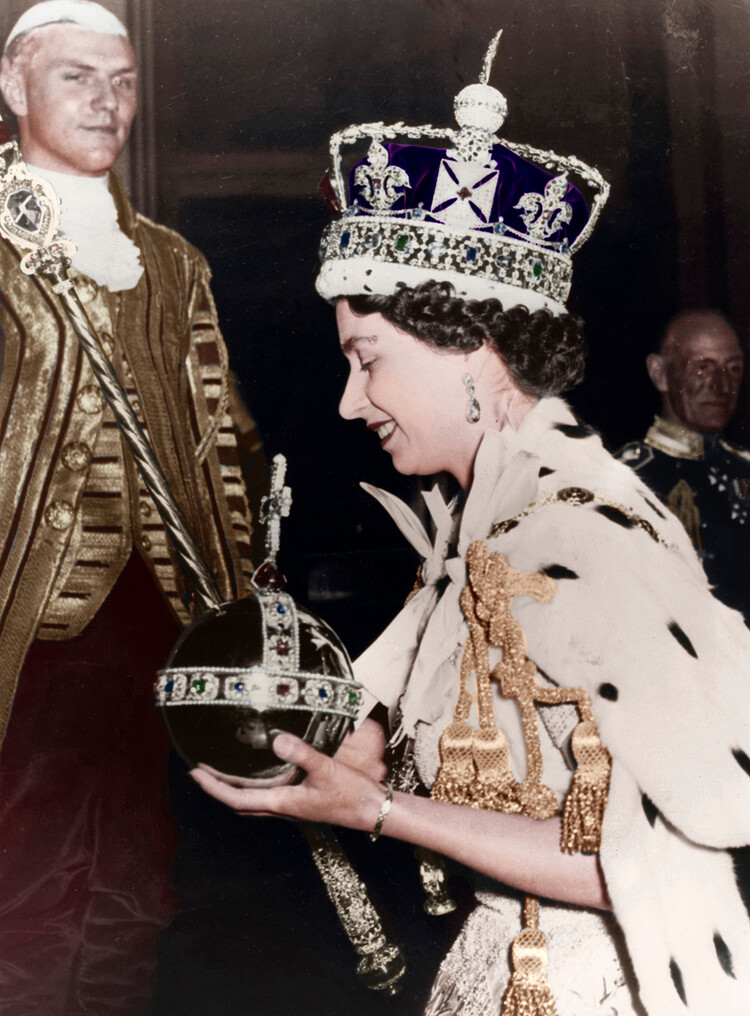 Принцесса Елизавета выходит из Вестминстерского аббатства в качестве королевы Елизаветы II, 2 июня 1953 г., Вестминстерское аббатства, Лондон, Англия