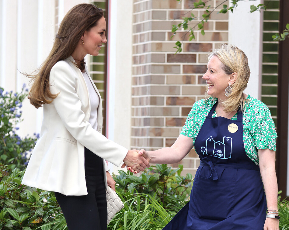 Герцогиня Кембриджская, Кейт Миддлтон здоровается с Софи Ливингстон, генеральным директором центра Little Village в Бренте, на северо-западе Лондона, 8 июня 2022&nbsp;