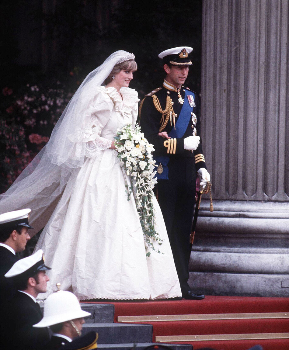 Принцесса Диана и принц Чарльз вместе позируют в день свадьбы. 29 июля 1981 года.