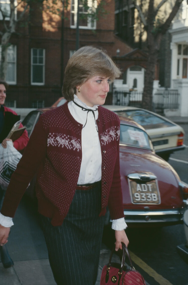 Леди Диана Спенсер возле своей лондонской квартиры в Колехерн-Корт в ноябре 1980 года