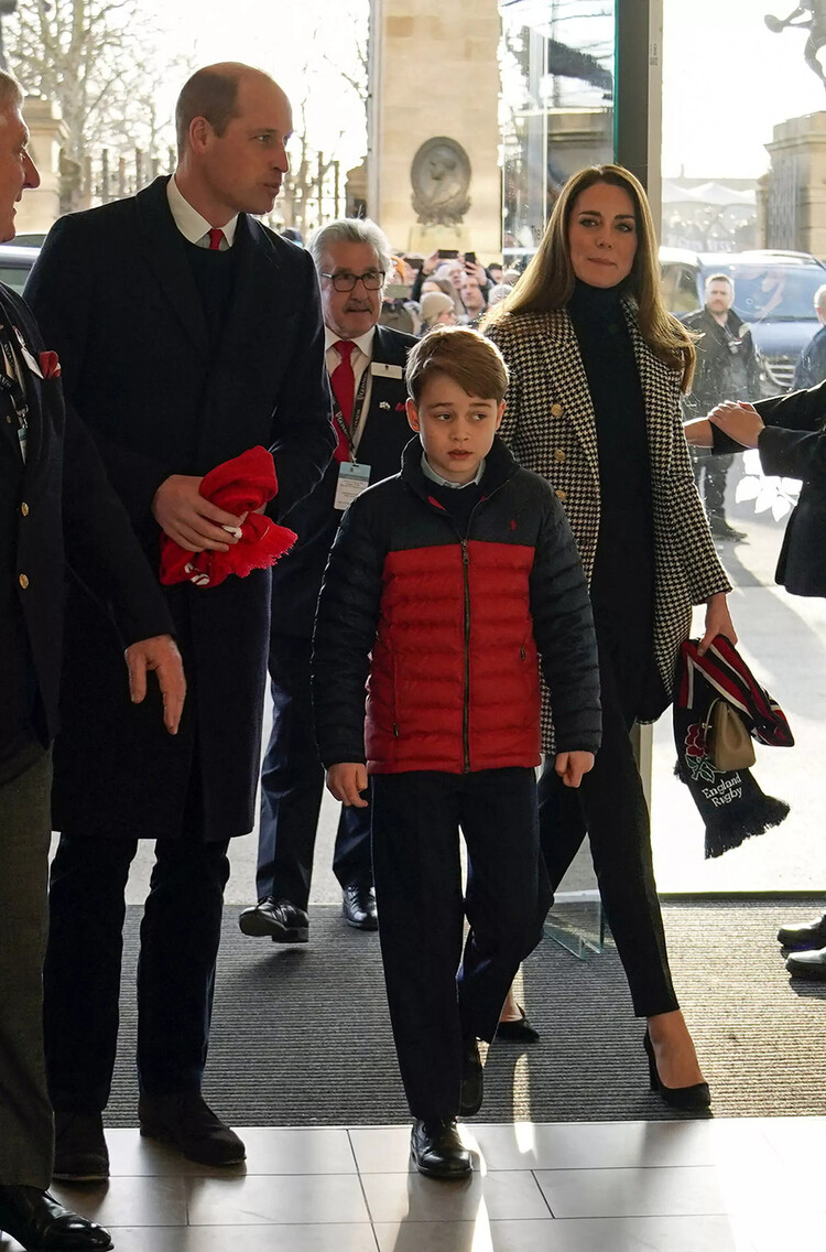 Принц Уильям и Кейт Миддлтон с сыном принцем Джорджем прибывают на в матч Международного союза регби шести наций между Англией и Уэльсом на стадионе Твикенхэм, 26 февраля 2022