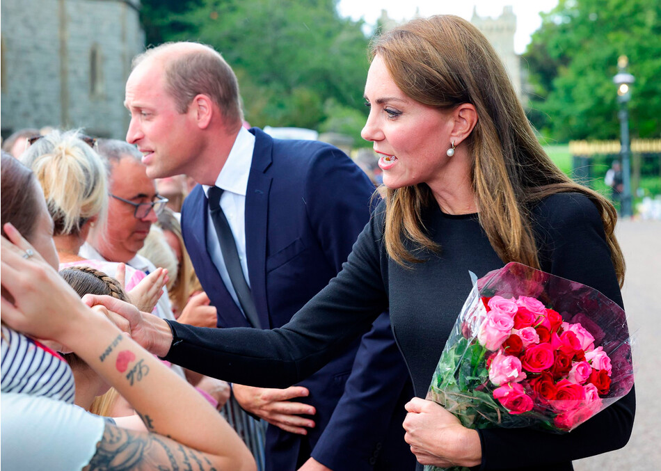 Принц Уильям, принц Уэльский, и Кэтрин, принцесса Уэльская разговаривают с представителями общественности во время долгой прогулки в Виндзорском замке 10 сентября 2022 года в Виндзоре, Англия