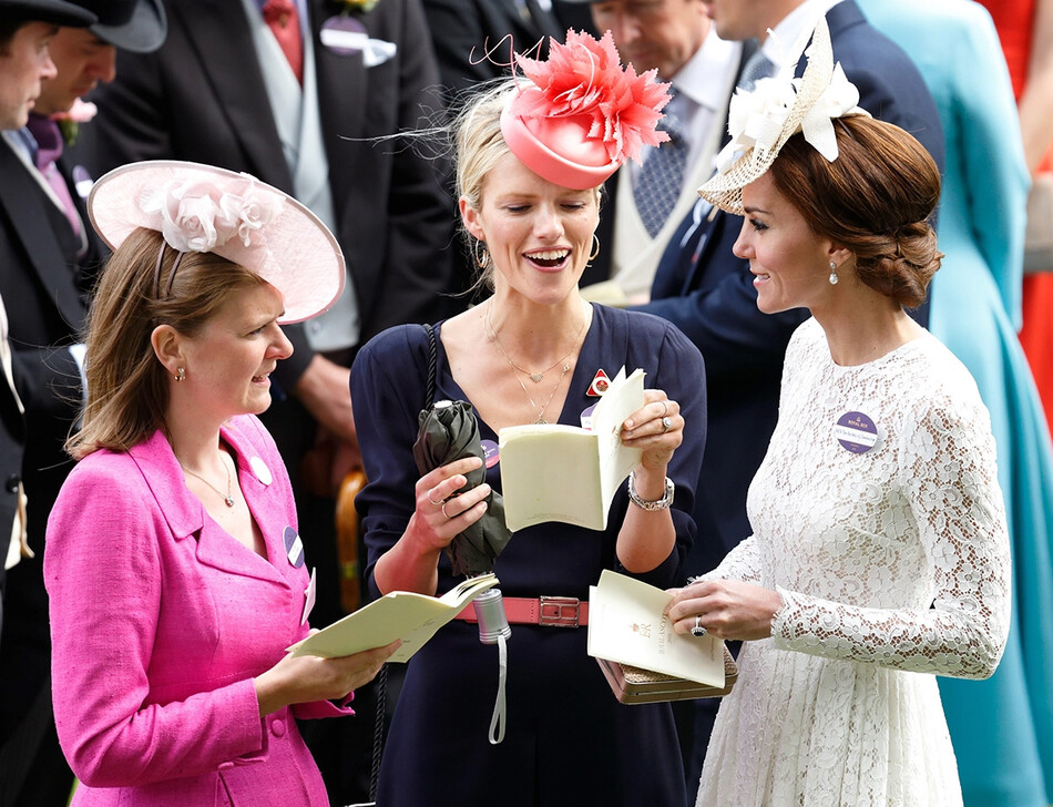 Леди Лаура Мид, Зои Уоррен (в центре) и Кэтрин, герцогиня Кембриджская, посещают второй день Королевского Эскота на ипподроме Аскот 15 июня 2016 года в Аскоте, Англия