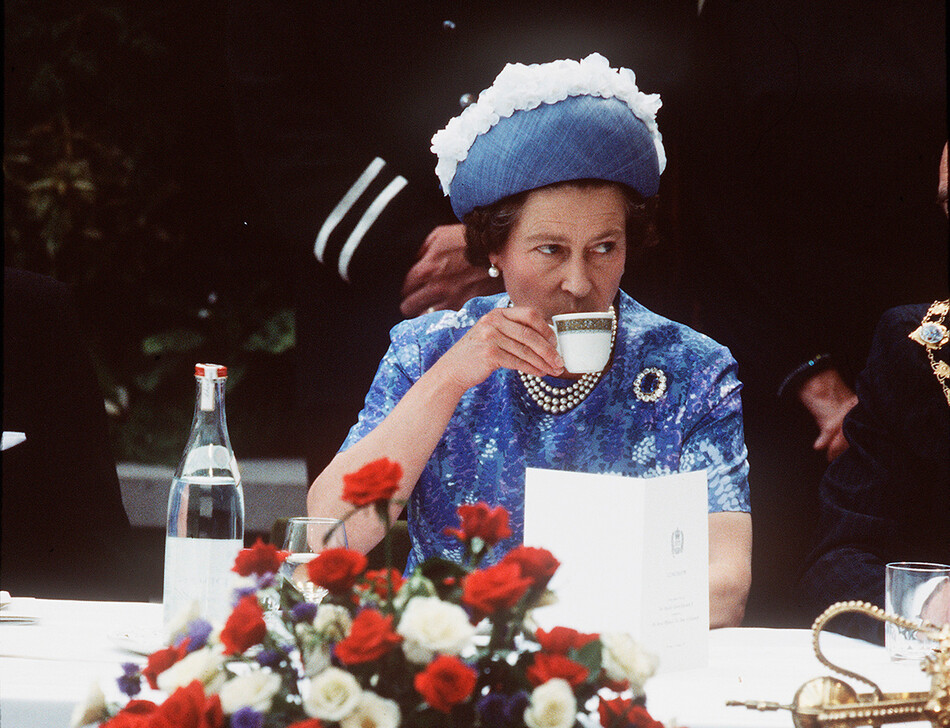 Елизавета II пьет чай
