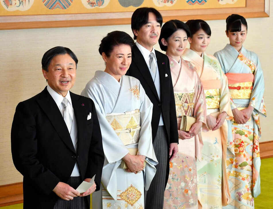 Император Нарухито, императрица Масако, наследный принц Фумихито, наследная принцесса Кико из Акисино, принцесса Мако и принцесса Како из Акисино