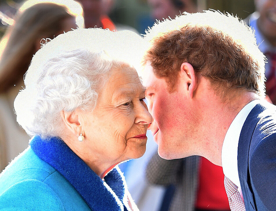 Принц Гарри целует Елизавету II королеву