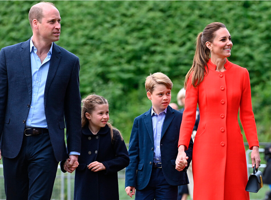 Принц Уильям и Кейт Миддлтон вместе с детьми принцем Джорджем и принцессой Шарлоттой, 4 июня 2022 года
