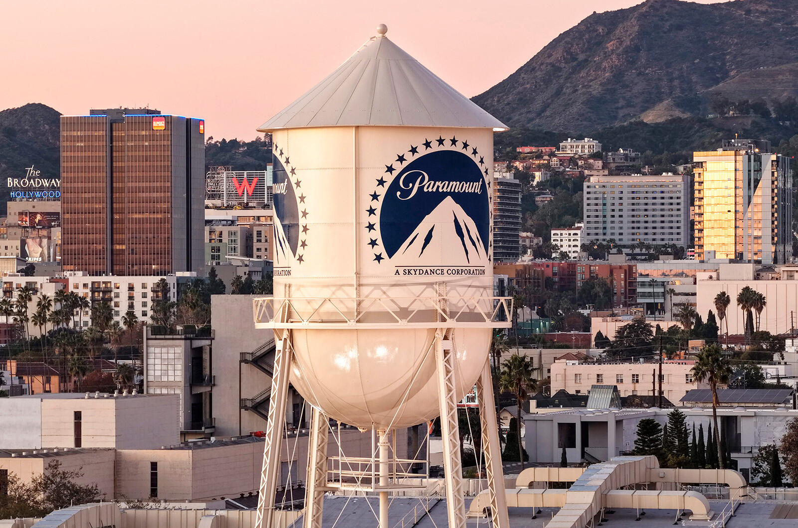 В Disney с интересом наблюдают за борьбой Netflix и Paramount за Warner Bros.