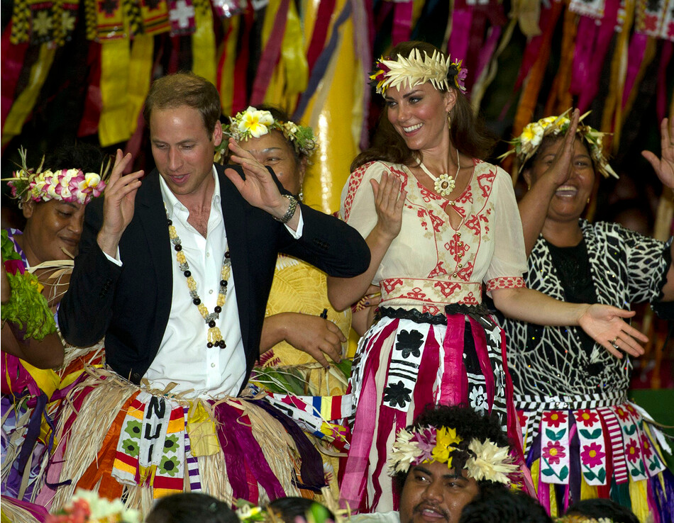 ринц Уильям и Кейт Миддлтон танцуют с местными дамами на церемонии Вайку Фалекаупуле во время бриллиантового юбилейного тура королевской пары по Дальнему Востоку 18 сентября, 2012 год, Фунафути, Тувалу