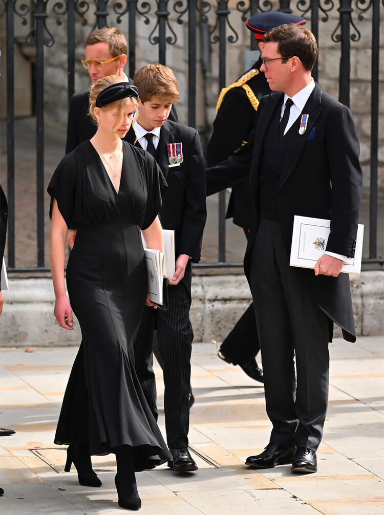 Леди Луиза Виндзор, Джеймс, виконт Северн и Джек Бруксбэнк во время государственных похорон королевы Елизаветы II в Вестминстерском аббатстве 19 сентября 2022 года в Лондоне, Англия