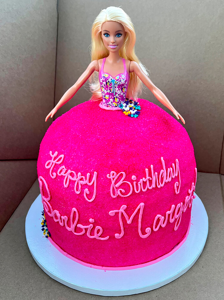 Марго Робби отпраздновала 32-й день рождения розовым тортом в виде Барби на съёмках одноимённого фильма