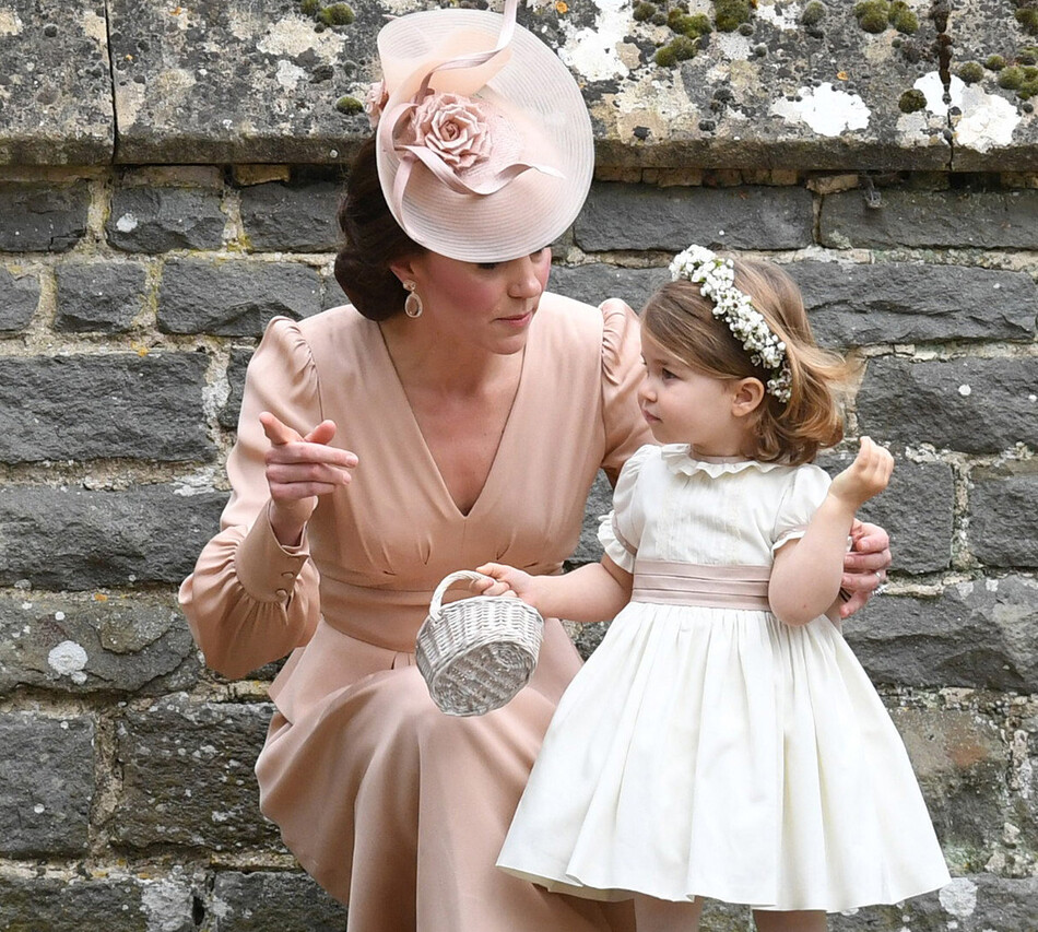Кэтрин, герцогиня Кембриджская и принцесса Шарлотта Кембриджская на свадьбе Пиппы Миддлтон и Джеймса Мэтьюза в церкви Святого Марка 20 мая 2017 года в Энглфилд-Грин, Англия