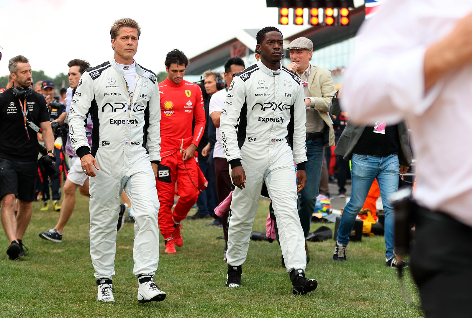 Брэд Питт и Дамсон Идрис на съемках фильма о Формуле-1 во время Гран-при Великобритании 2023 года в Сильверстоуне, Таучестер.&nbsp;Дата фото: воскресенье, 9 июля 2023 г.