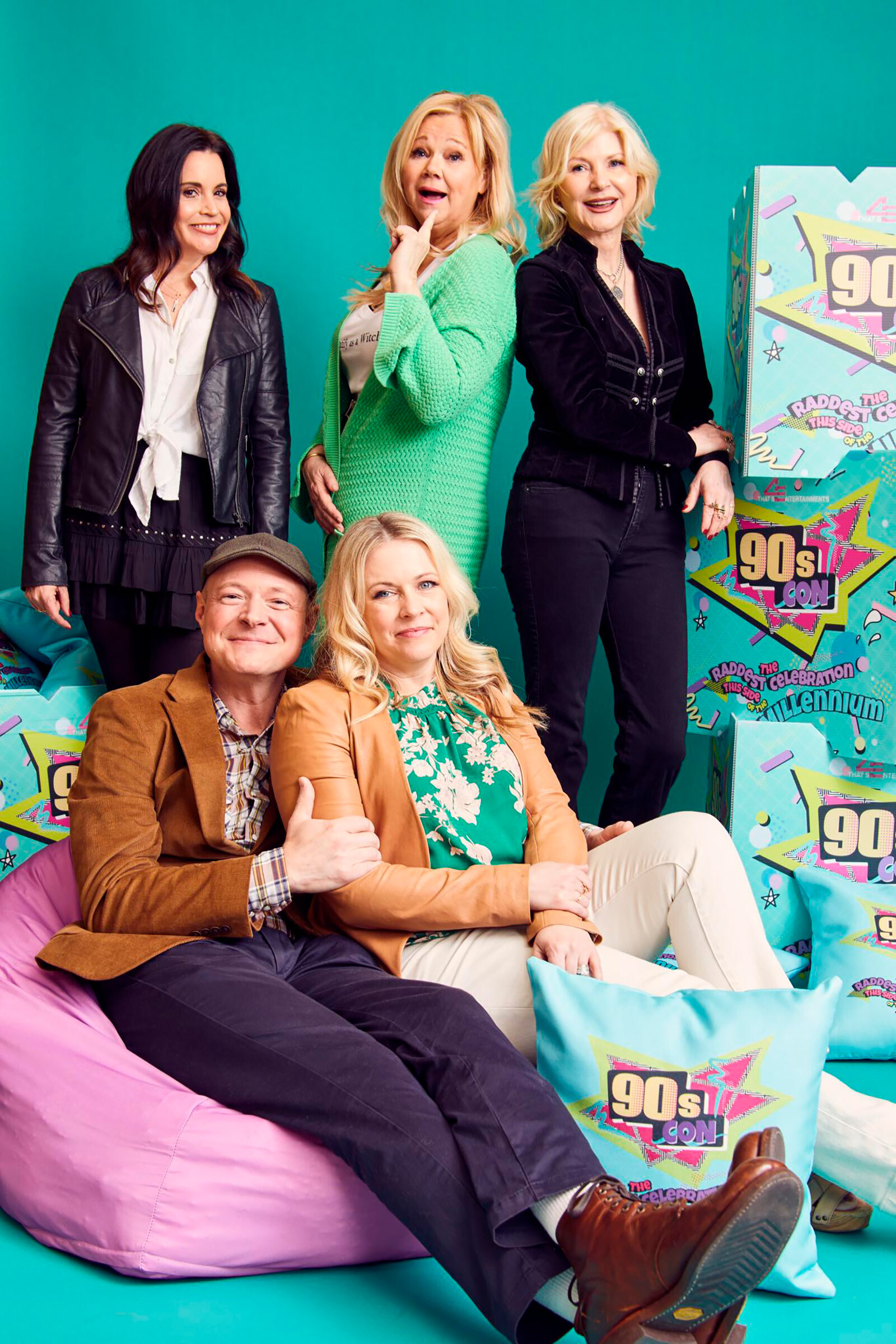 Кэролайн Риа, Нейт Ричерт, Мелисса Джоан Харт, Дженна Ли Грин и Бет Бродерик из телесериала &laquo;Сабрина &mdash; маленькая ведьма&raquo; на красной дорожке 90s Con 18 марта 2023 года в Хартфорде, Коннектикут