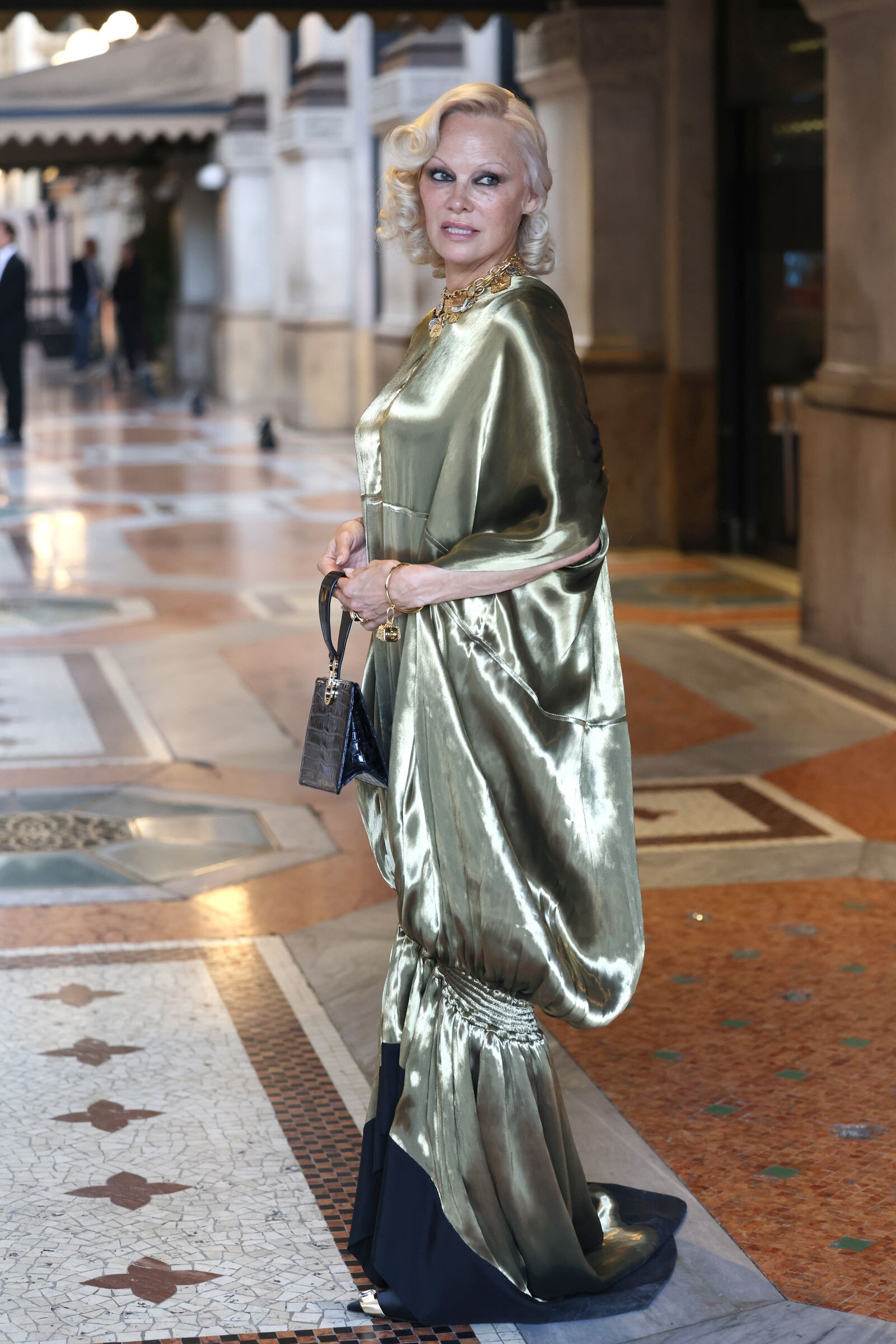 Памела Андерсон неожиданно сменила минимализм на золотой максимализм