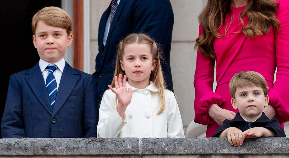 Принцесса Шарлотта с братьями принцами Джорджем и Луи на балконе Букингемского дворца во время празднования Платинового юбилея королевы 5 июня 2022 года в Лондоне, Англия