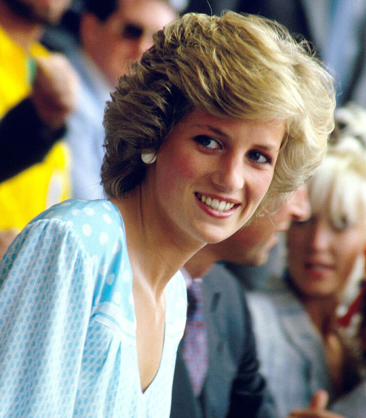 Принцесса Уэльская улыбается во время концерта &laquo;Живая помощь Африке&raquo; 13 июля 1985 года в Уэмбли, Англия