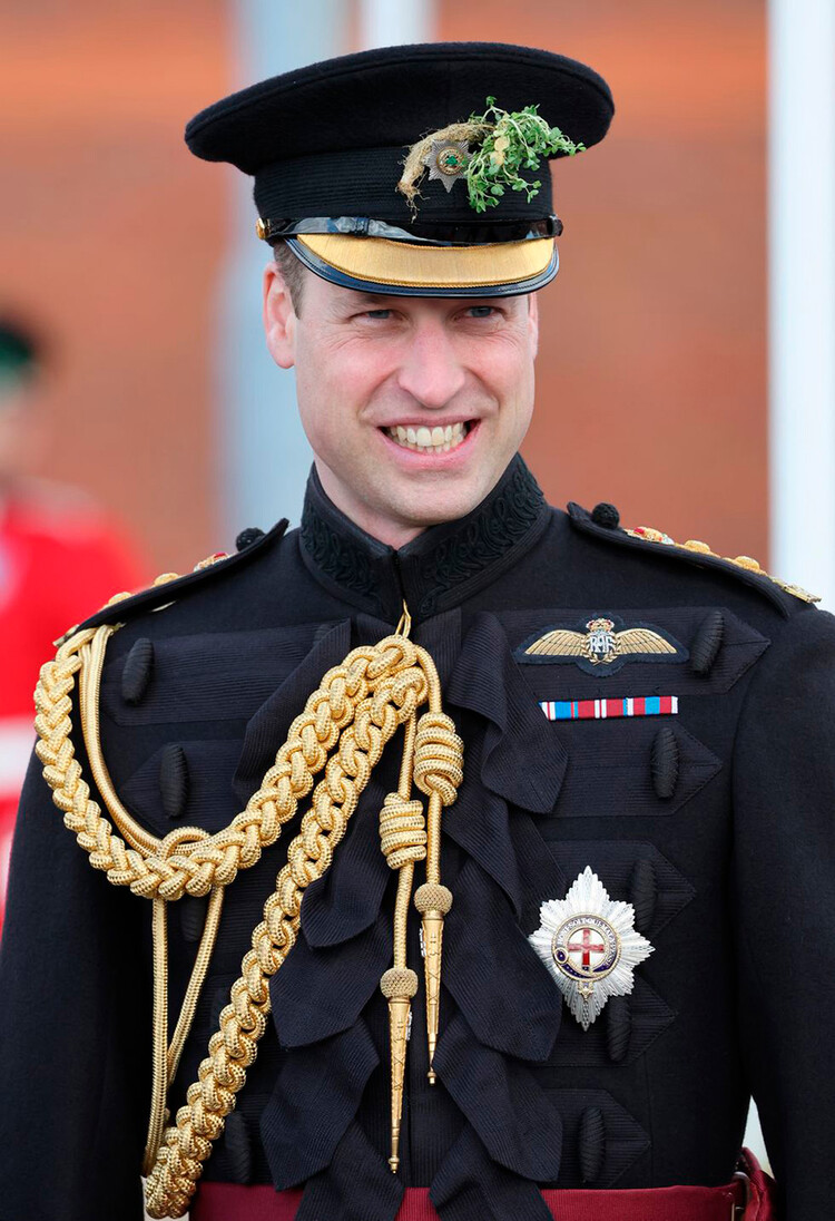 Принц Уильям, герцог Кембриджский присутствует на параде в честь Дня Святого Патрика 1-го батальона ирландской гвардии вместе с Кэтрин, герцогиней Кембриджской, в казармах Монс 17 марта 2022 года в Олдершоте, Англия
