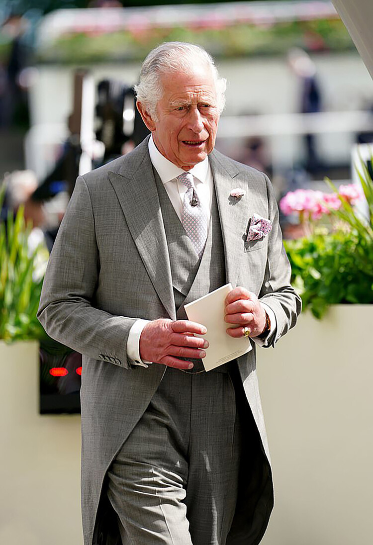 Принц Чарльз, принц Уэльский присутствует в первый день королевских скачек Royal Ascot на ипподроме Аскот в июне 14 февраля 2022 года в Аскоте, Англия