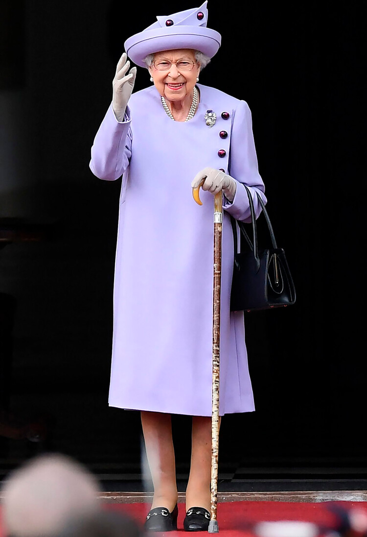 Королева Елизавета II принимает участие в военном параде северного королевства во дворце Холирудхаус 28 июня 2022 года в Эдинбурге, Великобритания