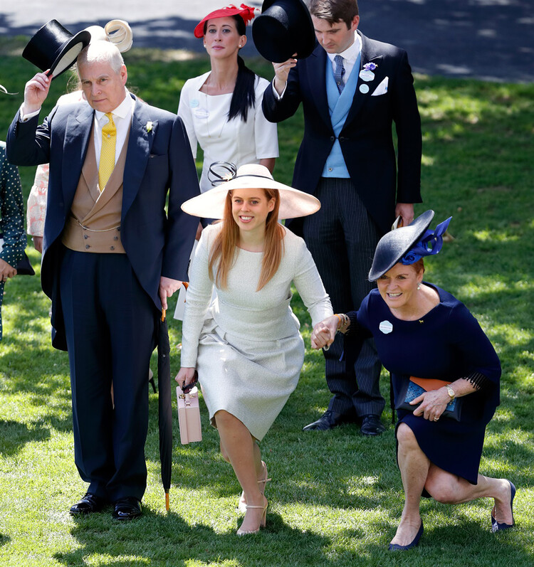 Семья герцогов Йоркских, принц Эндрю, принцесса Беатрис и Сара Фергюсон на ипподроме Аскот, 2018