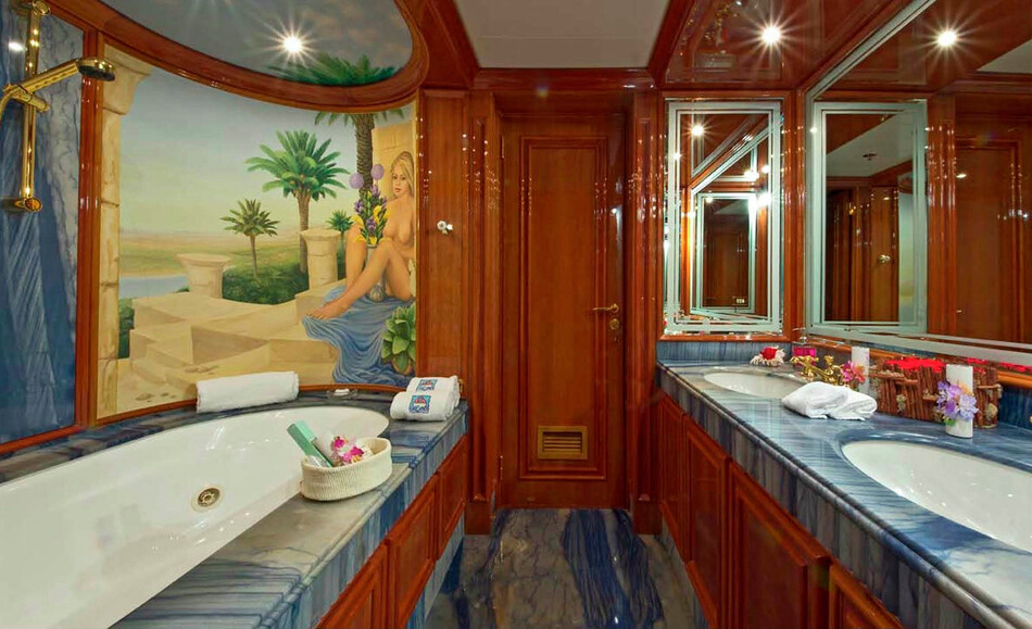 Ванная комната на суперяхте Jonikal Sokar