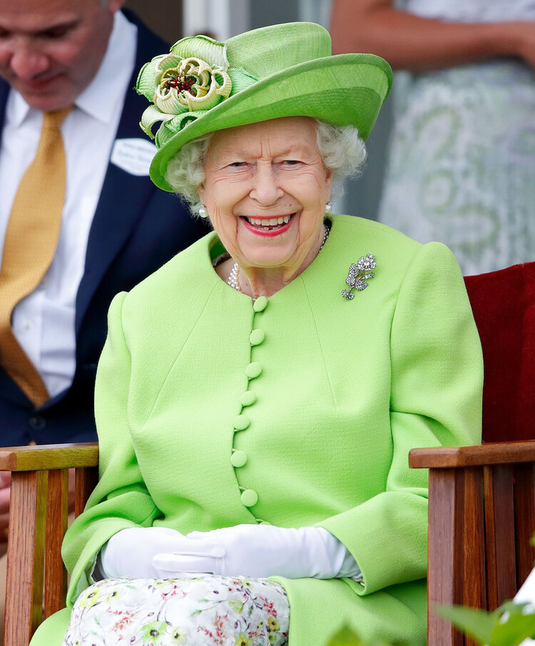 Почему Елизавета II всегда ставит монархию на первое место