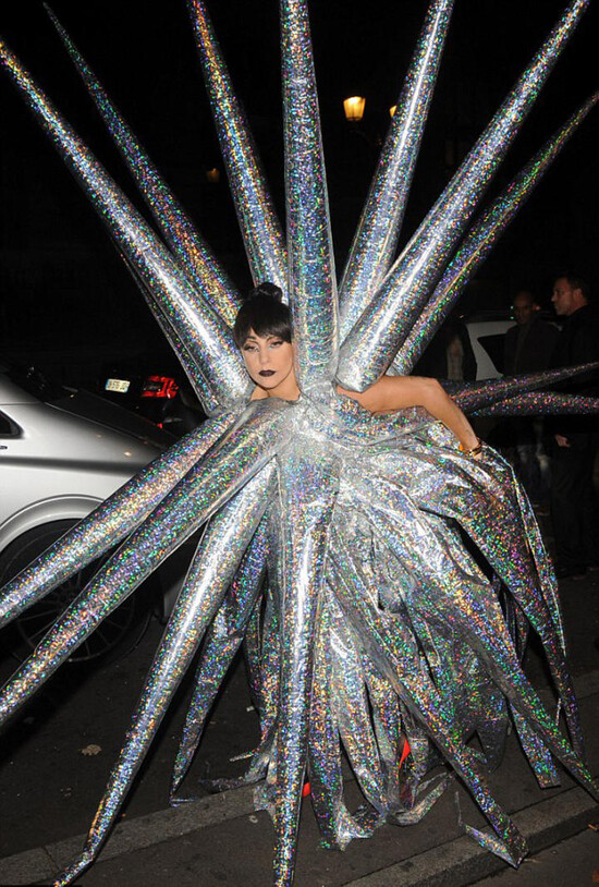 Леди Гага в костюме &quot;конструкция из конусов&quot;