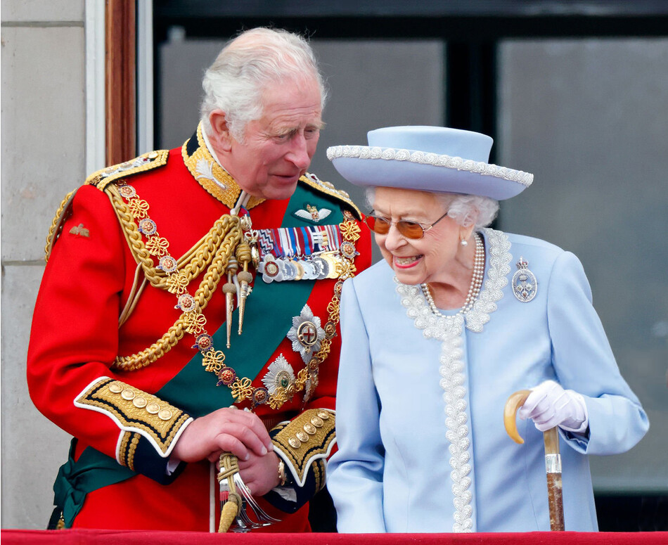 Принц Чарльз с королевой Елизаветой II на балконе Букингемского дворца во время парада Trooping the Colour 2 июня 2022 года в Лондоне, Англия