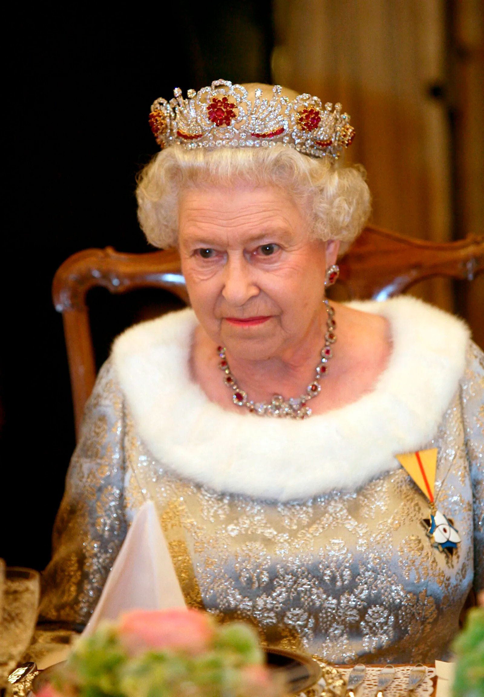 Королева&nbsp;Елизавета II в&nbsp;маленькой тюдоровской короной из золота и эмали