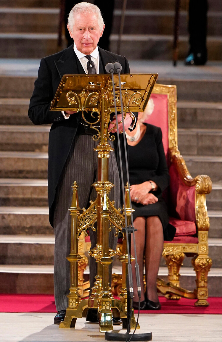 Карл III обращается к представителям обеих палат парламента в Вестминстерском дворце 12 сентября 2022 года в Лондоне, Англия