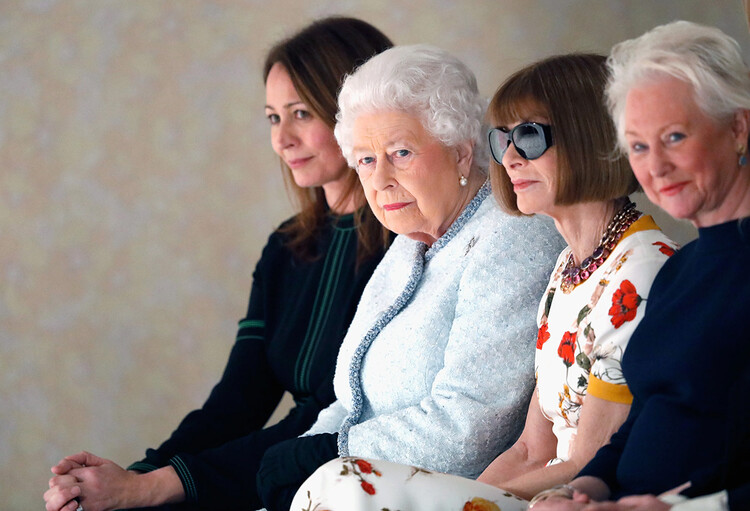 Королева Елизавета II с Анной Винтур и Анжелой Келли на показе Ричарда Куинна во время посещения Лондонской недели моды BFC Show Space в центре Лондона, 20 февраля 2018
