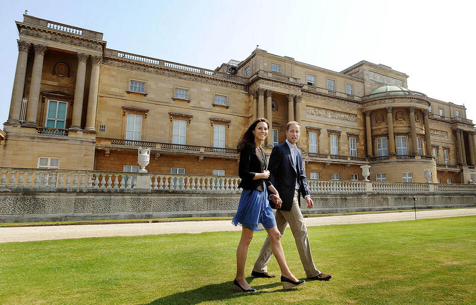 Принц Уильям и Кейт Миддлтон на фоне&nbsp;Кенсингтонского дворца