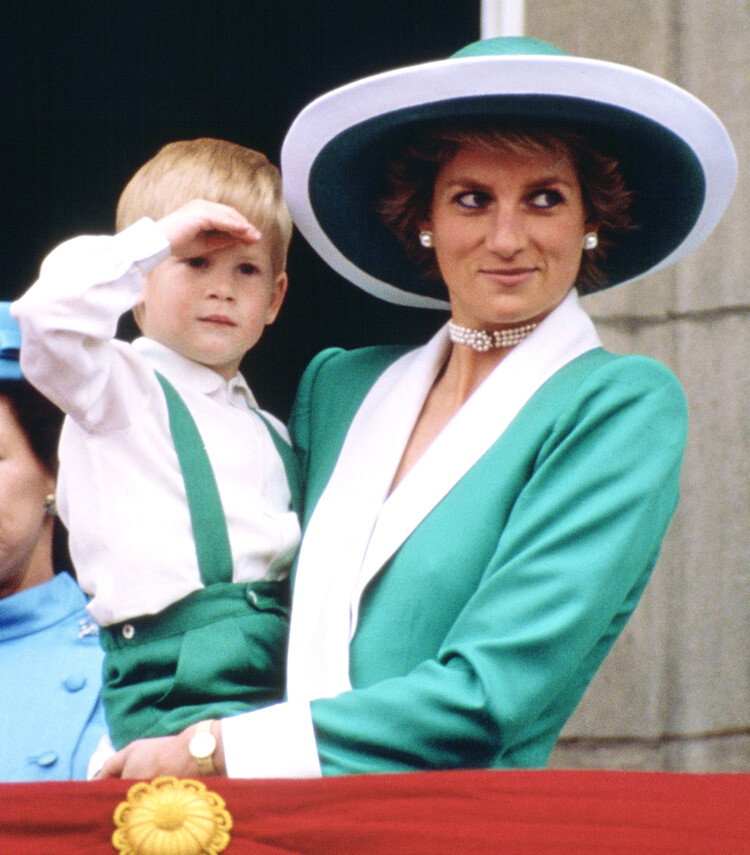 Принц Гарри на руках любящей матери принцессы Дианы на балконе Букингемского дворца 11 июня 1988 года
