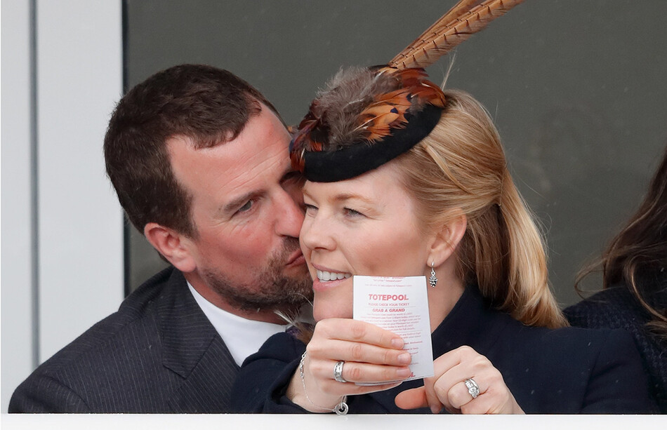 Питер Филлипс целует жену Отэм Филлипс во время 4-го дня &laquo;Золотого кубка&raquo; фестиваля в Челтнеме, 16 марта 2018 года, Англия