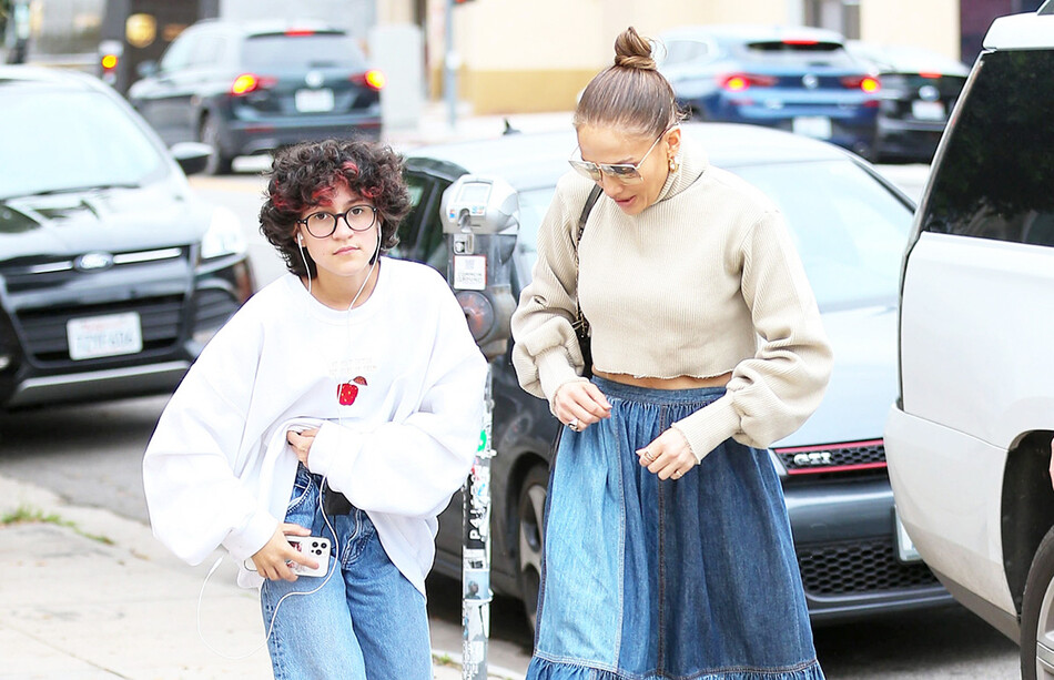 Дженнифер Лопес с дочерью Эммой Марибель Мунис во время прогулки 15 января 2022 года в Лос-Анджелесе, Калифорния