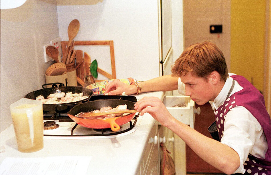 Принц Уильям готовит куриную паэлью для кулинарного мастер-класса в Итоне, 01 июня 2000 года, Англия