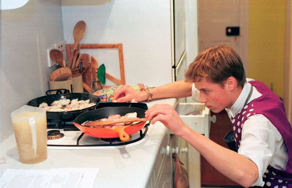 Принц Уильям готовит куриную паэлью во время учебы в школе-интернате в Итонском колледже 17 июня 2000 г., Англия