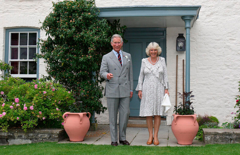 Принц Чарльз и Камилла Паркер-Боулз возле их валлийской собственности Ллвинивермод в 2009 году