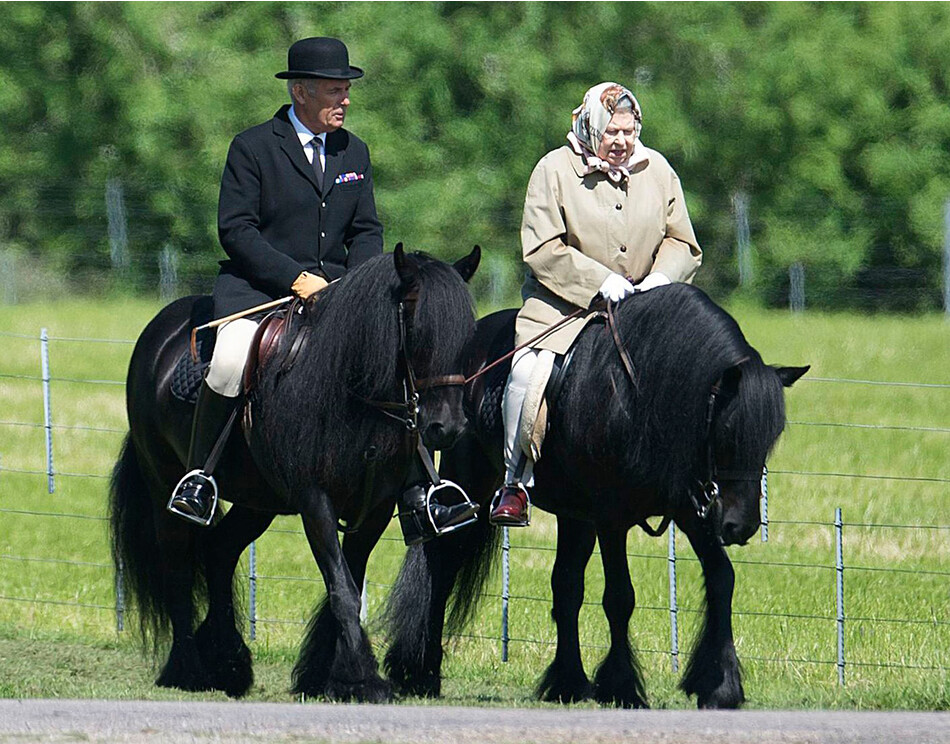 Королева Елизавета II во время конной прогулки в сопровождении королевского конюха на территории Виндзорского замка, 2016